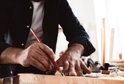 桐箪笥を削る職人の手