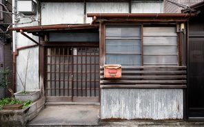 桐乃屋のロゴと工房の外観